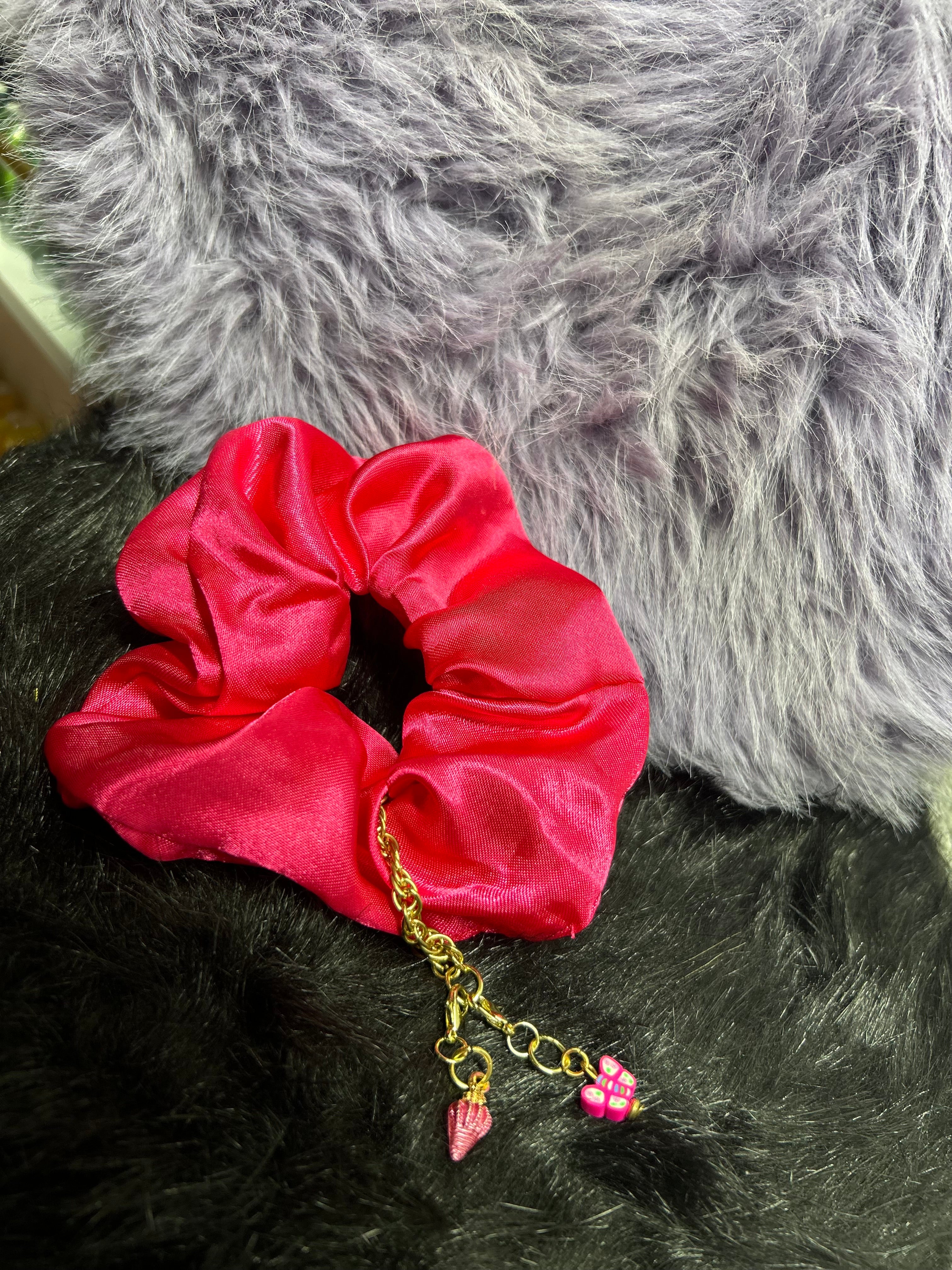 Scrunchie rosa fucsia con charm: