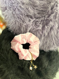 Scrunchie soft pink con charm: