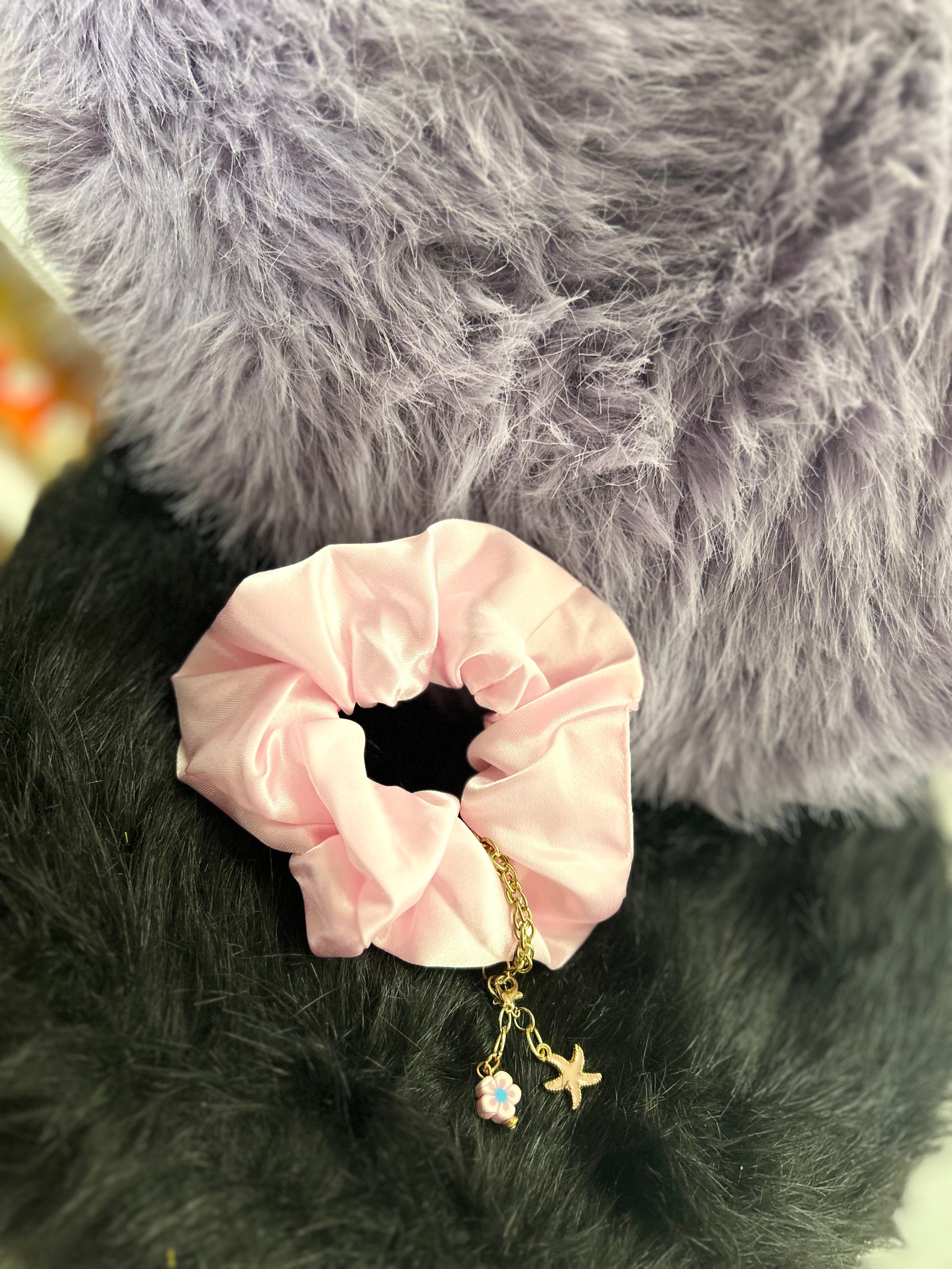 Scrunchie soft pink con charm: